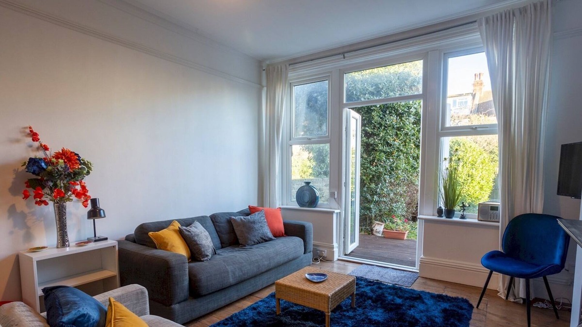 Hove Apartment | Pass the Keys | Beautiful spacious seaside flat with large garden