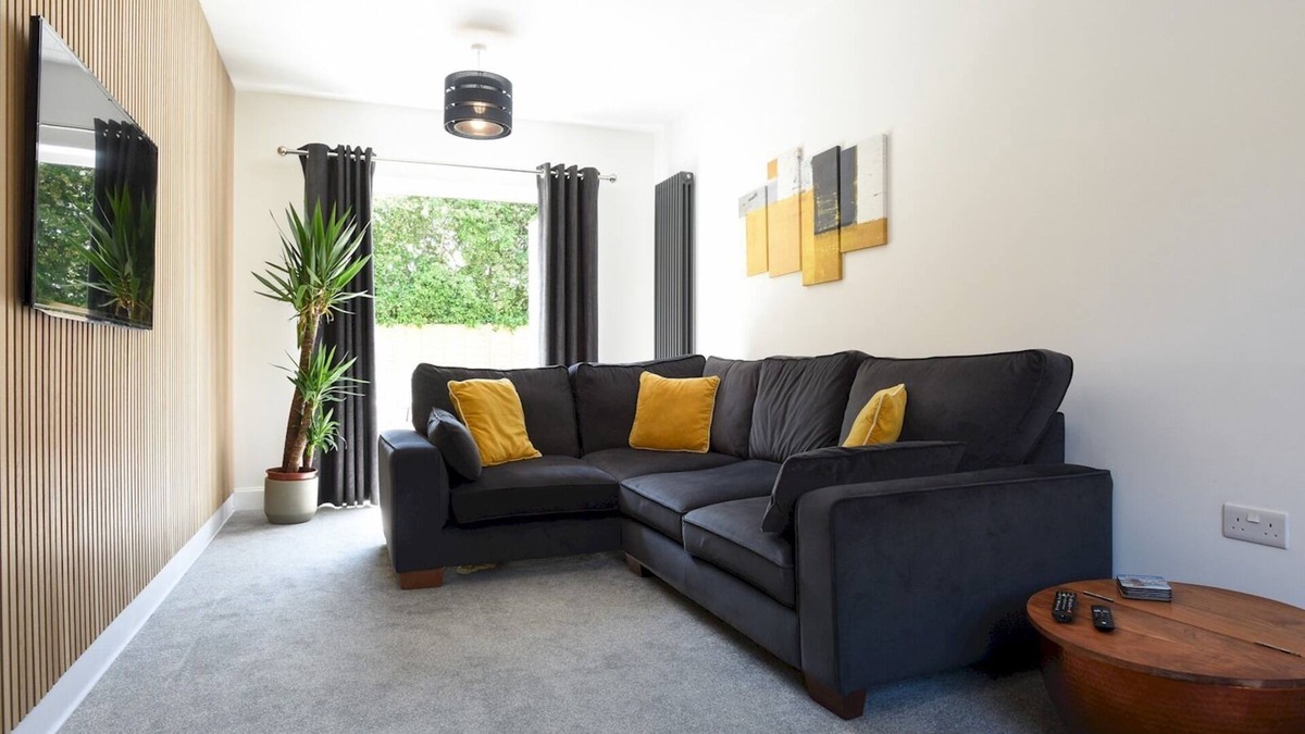 Southbourne House | Pass the Keys | Beautiful Family Home Sleeps 6