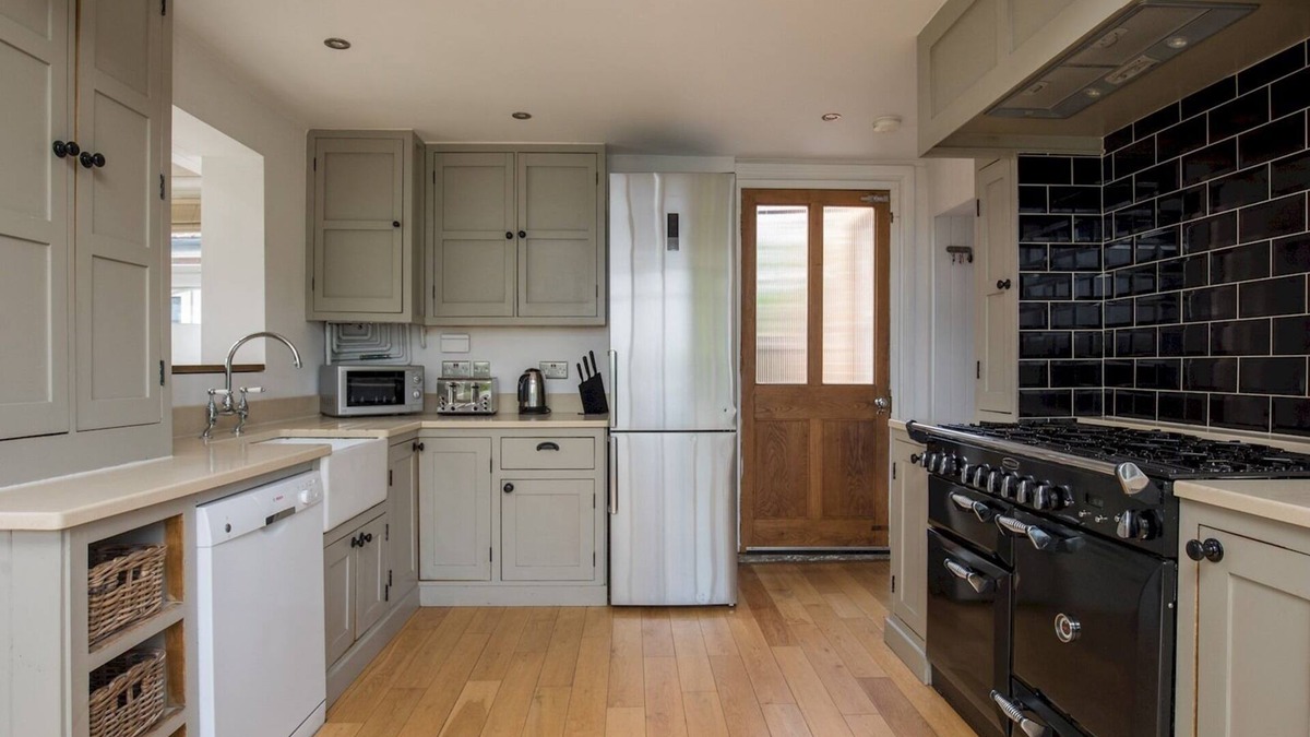 Fifield House | Pass the Keys | Brambles Spacious Home Sleeps 8 Legoland Windsor in 5mins