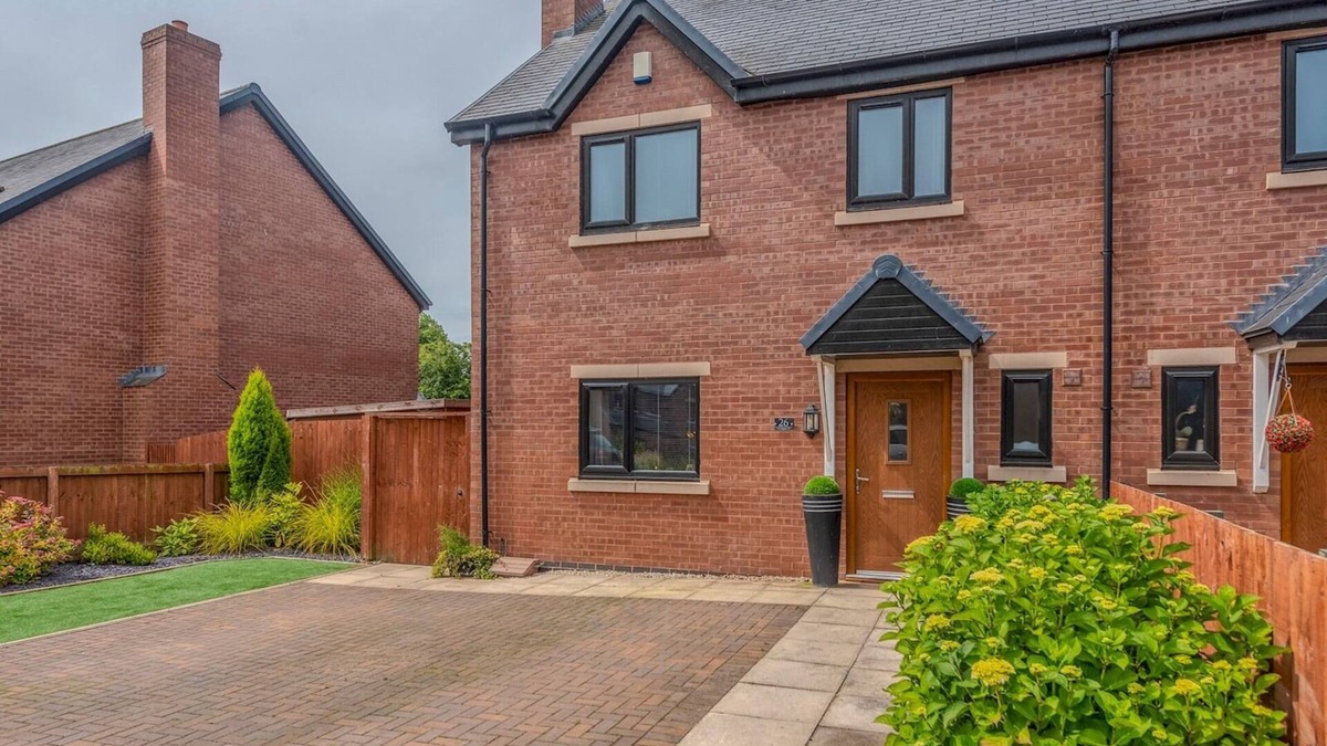 Hinstock House | Pass the Keys | Charming Modern Retreat with Private Garden