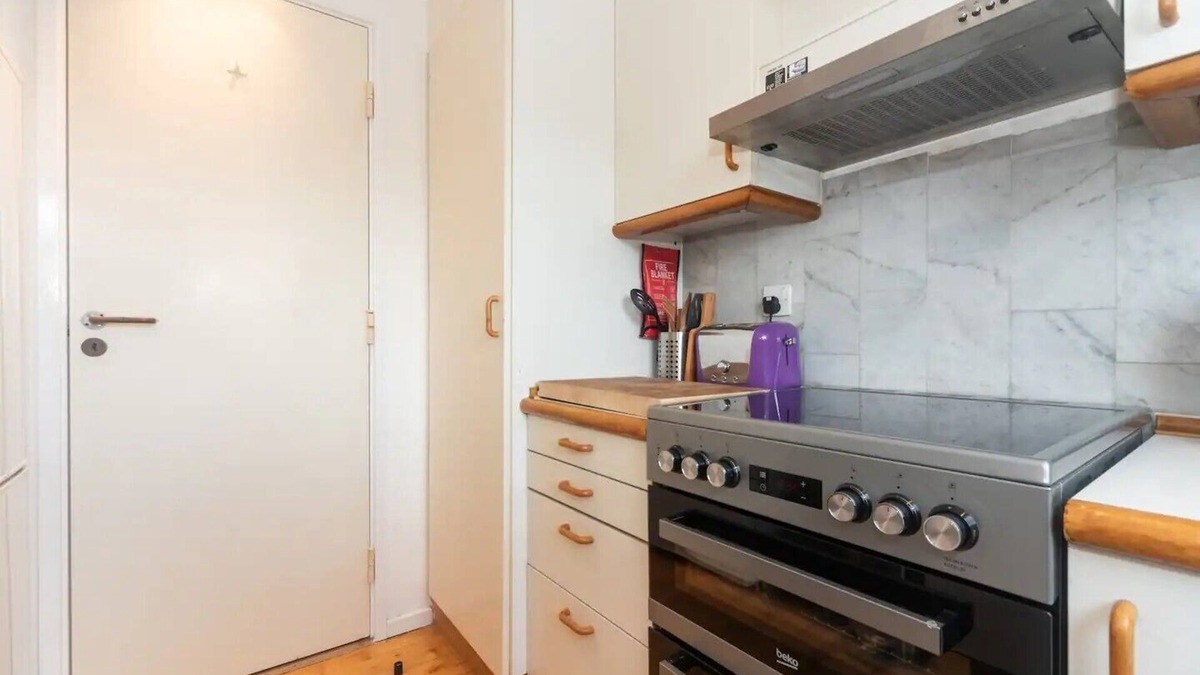 Surrey Docks Apartment | Pass the Keys | Canary Wharf View