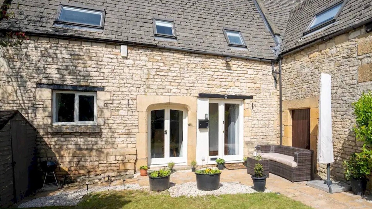 Cheltenham House | Pass the Keys | Converted 17th century barn with garden parking