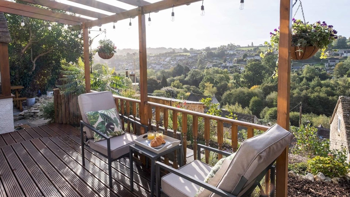Nailsworth House | Pass the Keys | Cosy Cotswold cottage with stunning views