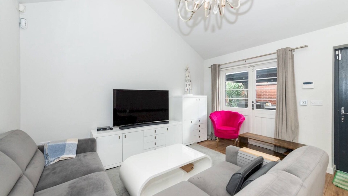 Reading House | Pass the Keys | Cozy Home with Underfloor Heating System