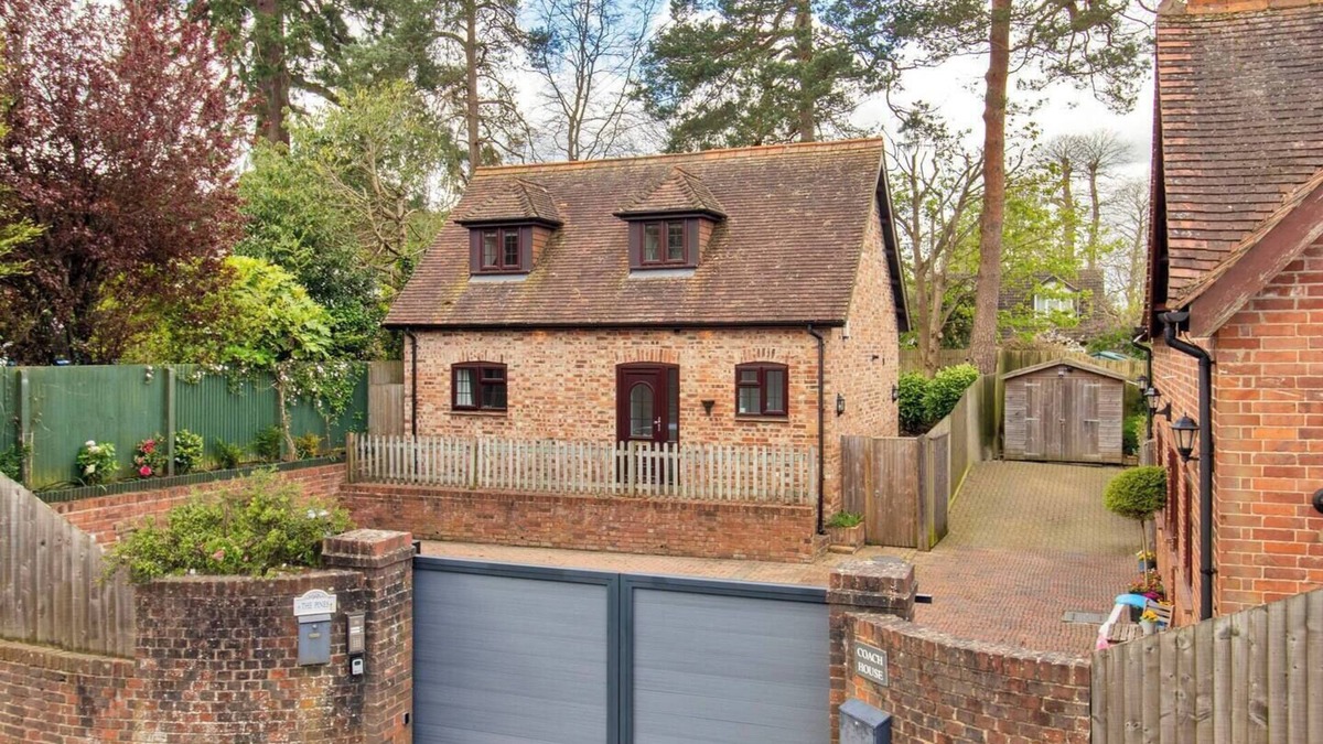 Five Oak Green House | Pass the Keys | Cute cottage in Pembury with parking