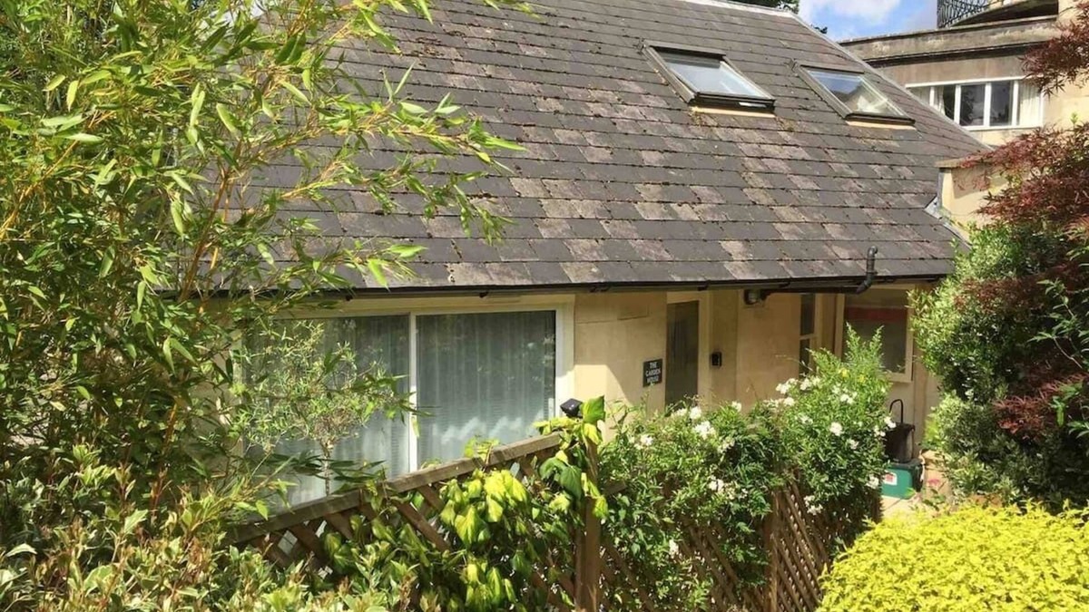 Bath House | Pass the Keys | Delightful Cottage Sydney Gardens private parking