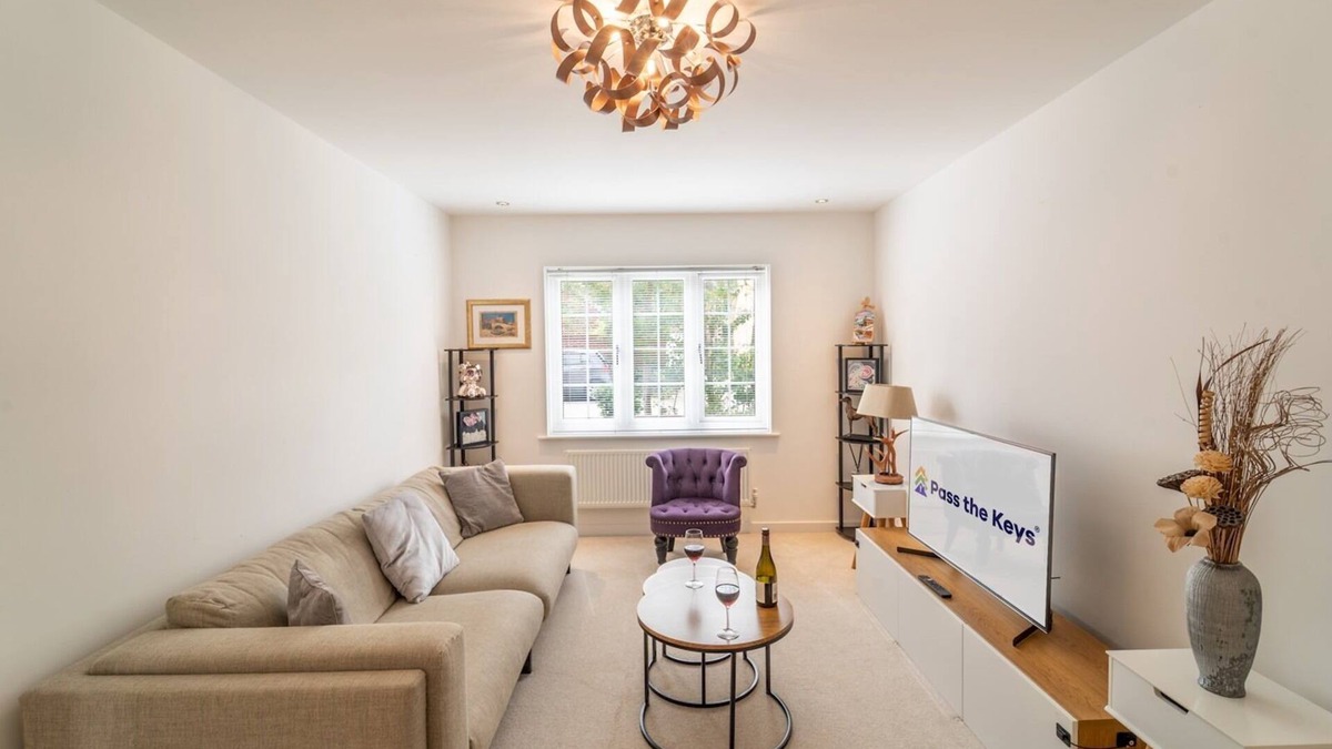 Bicester House | Pass the Keys | Experience Bicester Village near our Spacious Home