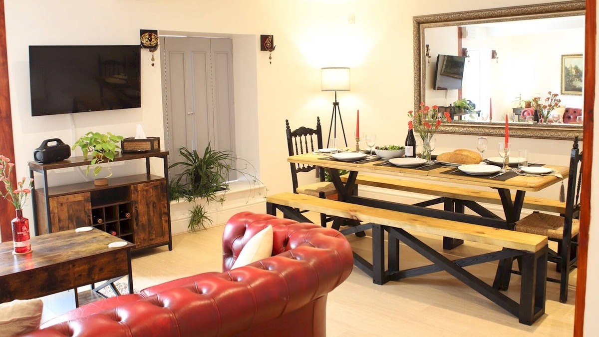 Llandovery Apartment | Pass the Keys | Heart of Llandovery Large 4BR Apartment For 9