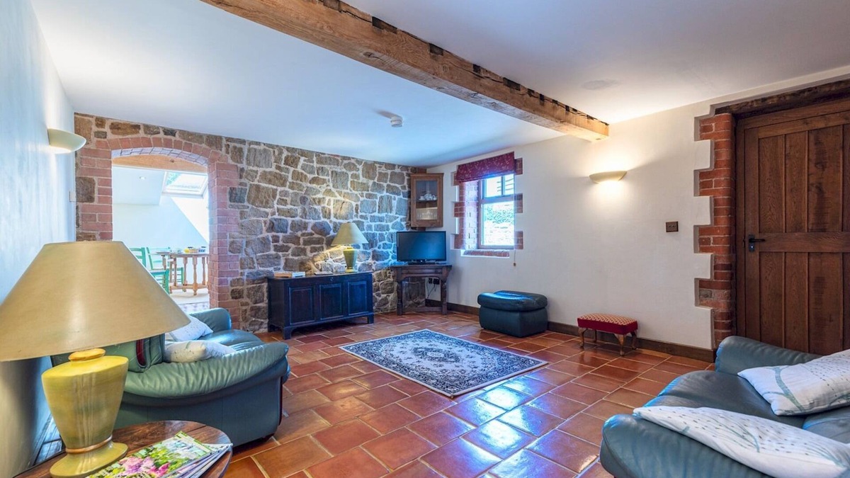 Eaton Mascott House | Pass the Keys | Hidden Gem in Stunning Location