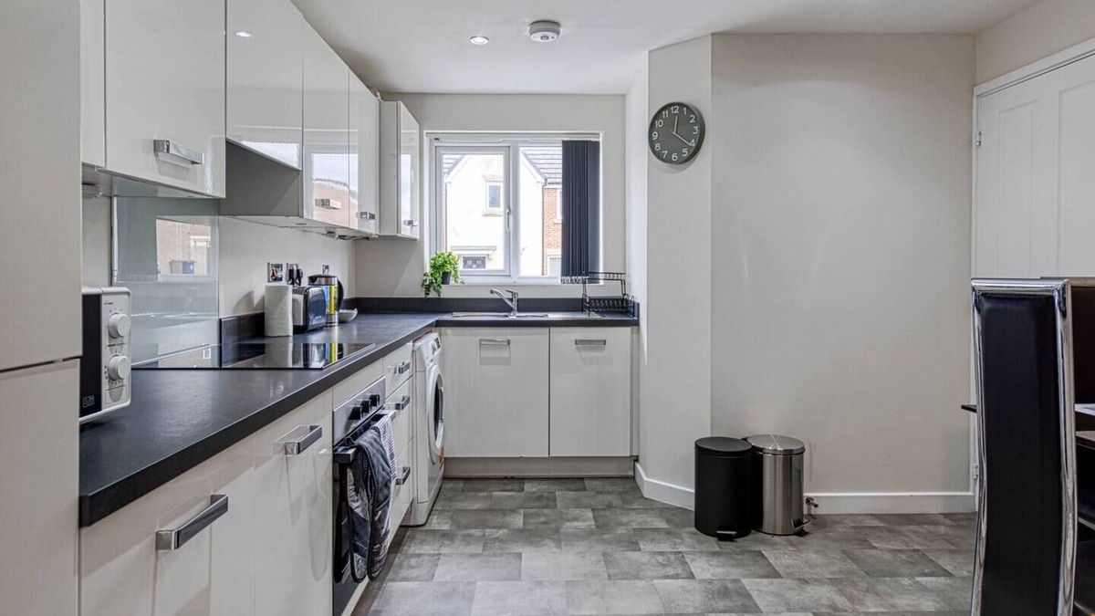 Birch House | Pass the Keys | Large Townhouse *Free parking and office*