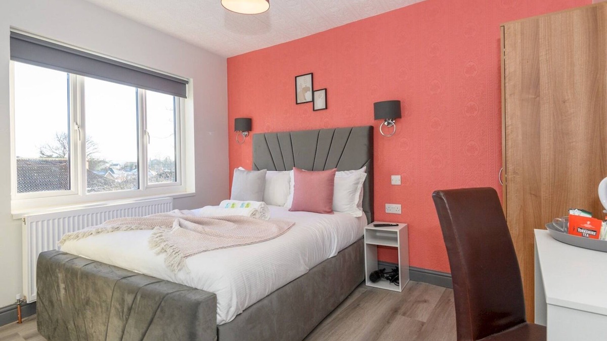 Leeds Apartment | Pass the Keys Lower Wortley 3 - Couples Haven with a Shared Kitchen