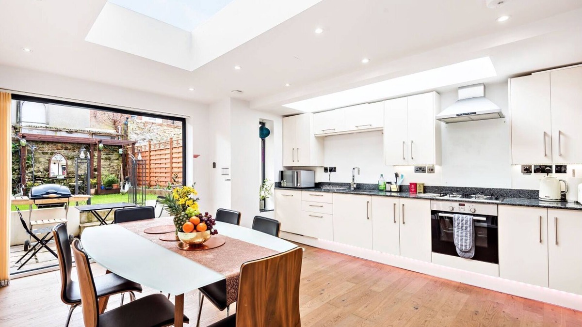 Oxford House | Pass the Keys | Modern, Chic 3BR Townhouse in Central Oxford
