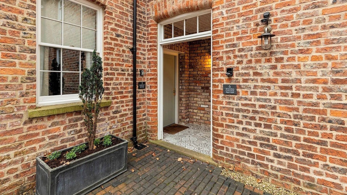 York House | Pass the Keys | No. 6 - Wisteria Cottage