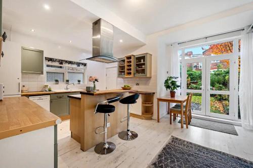 Old Trafford House | Pass the Keys Old Trafford 4-Bedroom Retreat Near Manchester United & City Centre - Family-Friendly