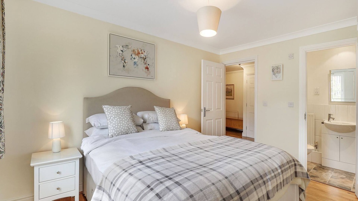 Five Oak Green Apartment | Pass the Keys | Perfectly located spacious flat