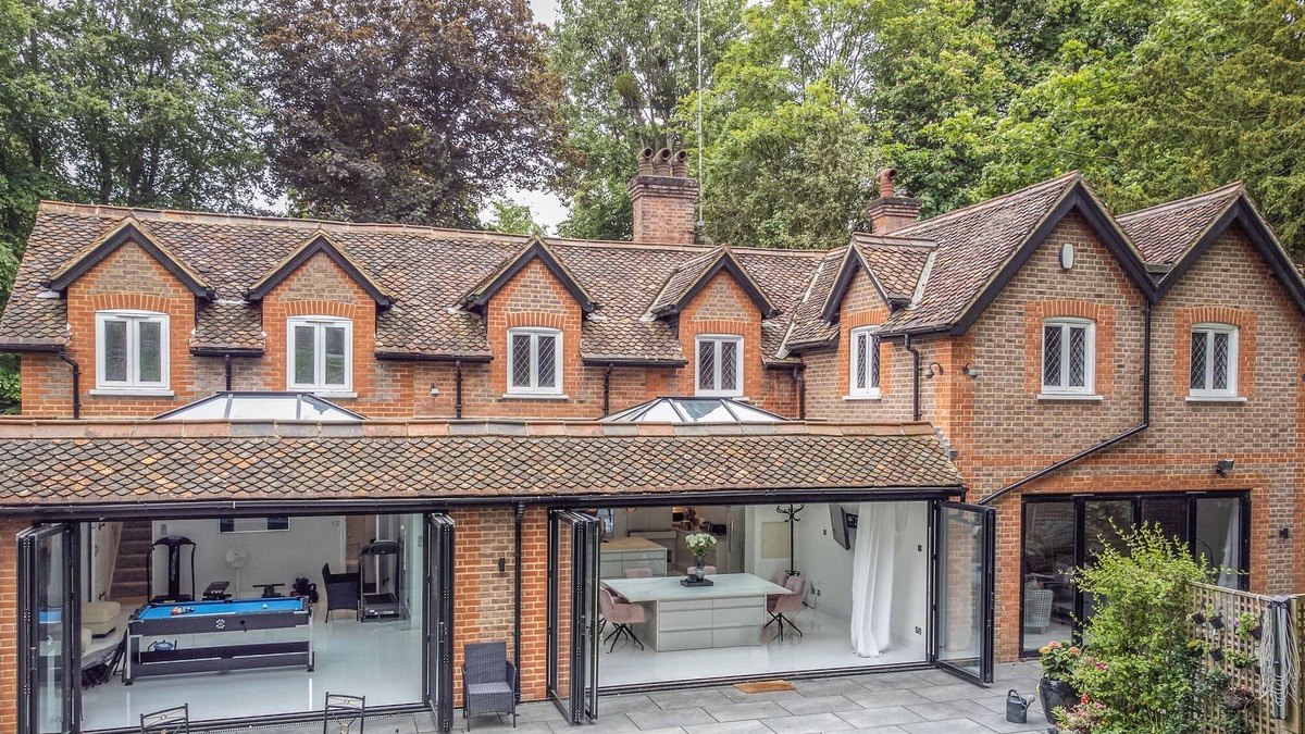 Radlett House | Pass the Keys | Prestigious 5 Bed Retreat Spacious Tranquil Haven