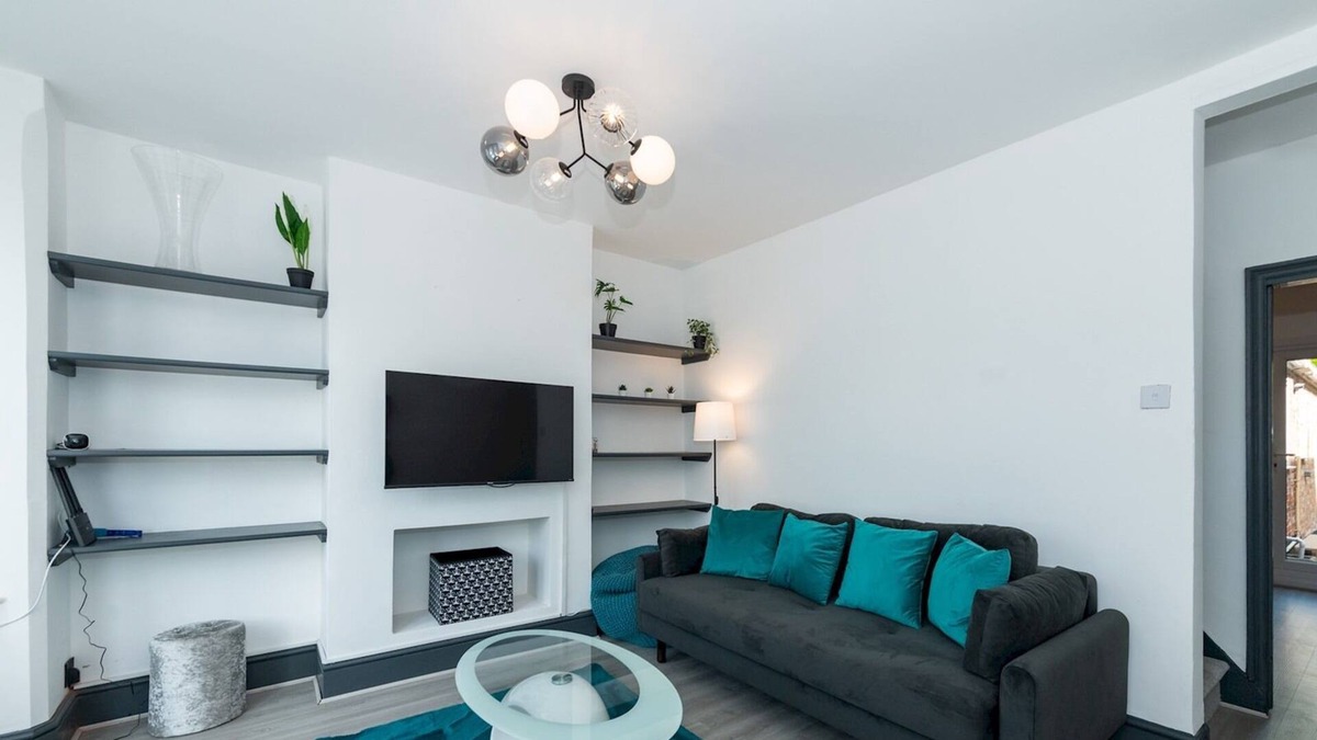 Reading House | Pass the Keys | Renovated Victorian Terrace near Reading Station