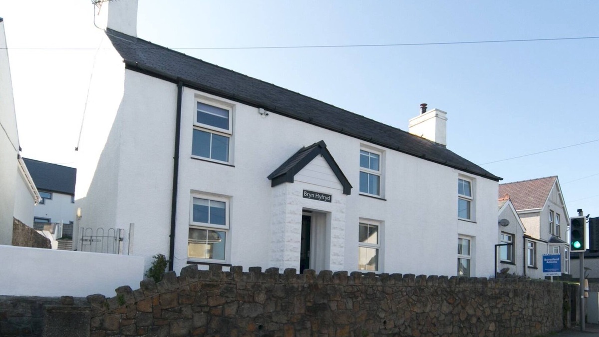 Benllech House | Pass the Keys | Spacious Cottage in central Benllech with parking