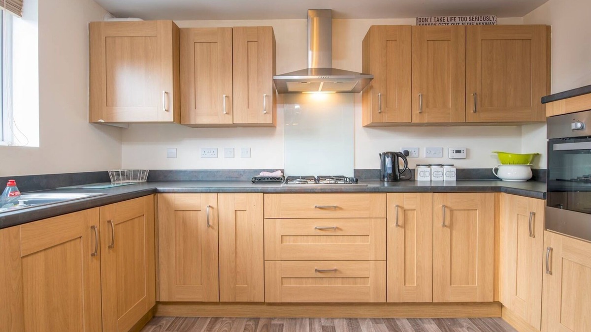Barry House | Pass the Keys | Spacious 4-Bedroom town house with Parking