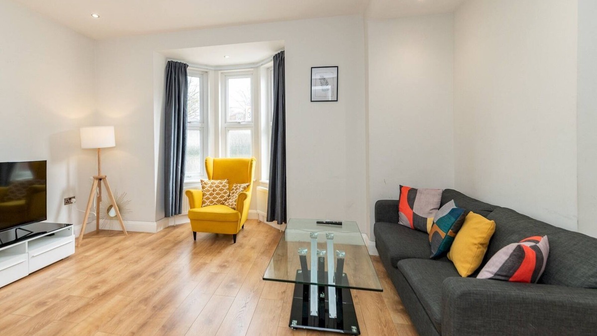 Reading Apartment | Pass the Keys | Spacious 2BR Flat Modern Convenient