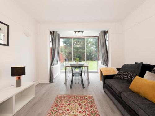 Tolworth House | Pass the Keys Spacious serenity free parking