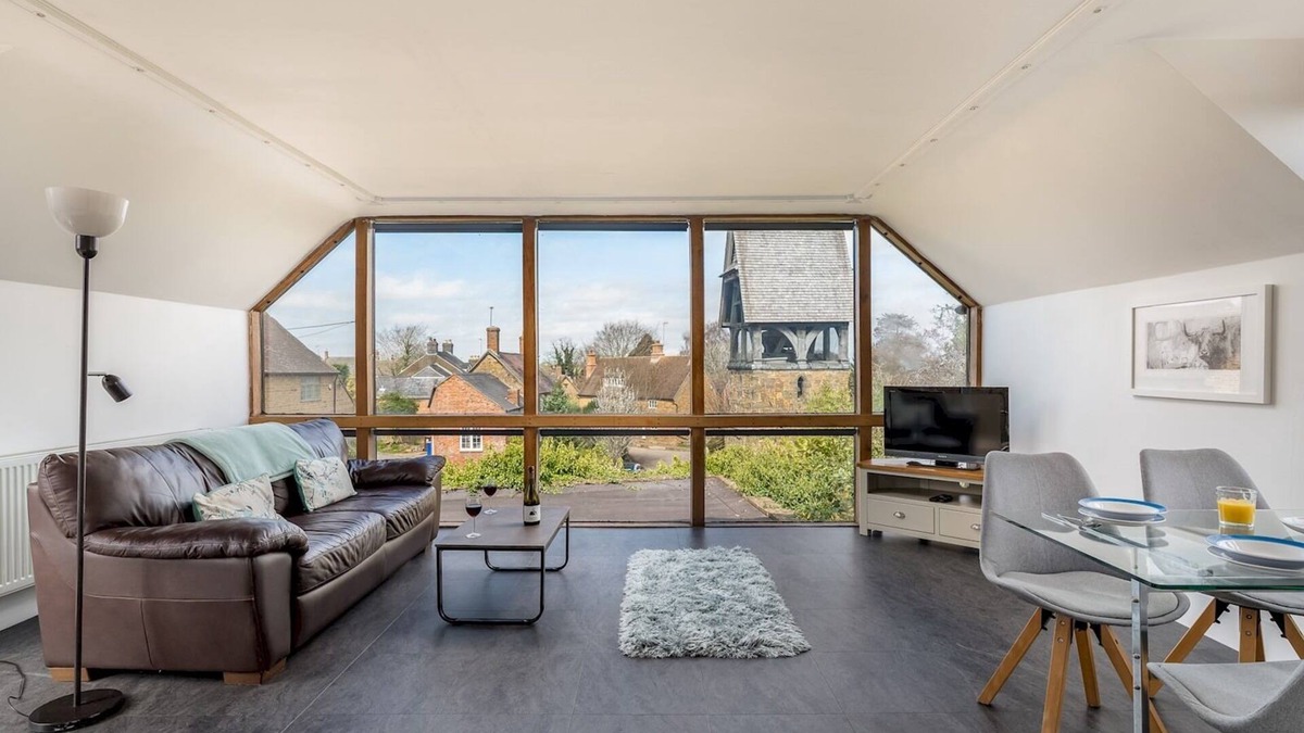 Banbury Apartment | Pass the Keys | Stylish Apartment in Quiet Village | Amazing Views