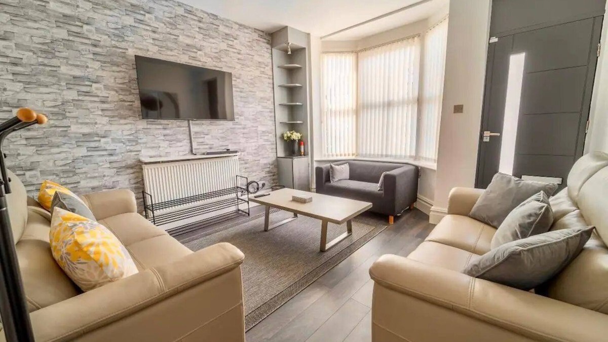 Nottingham House | Pass the Keys | Stylish 5 bed near major companies