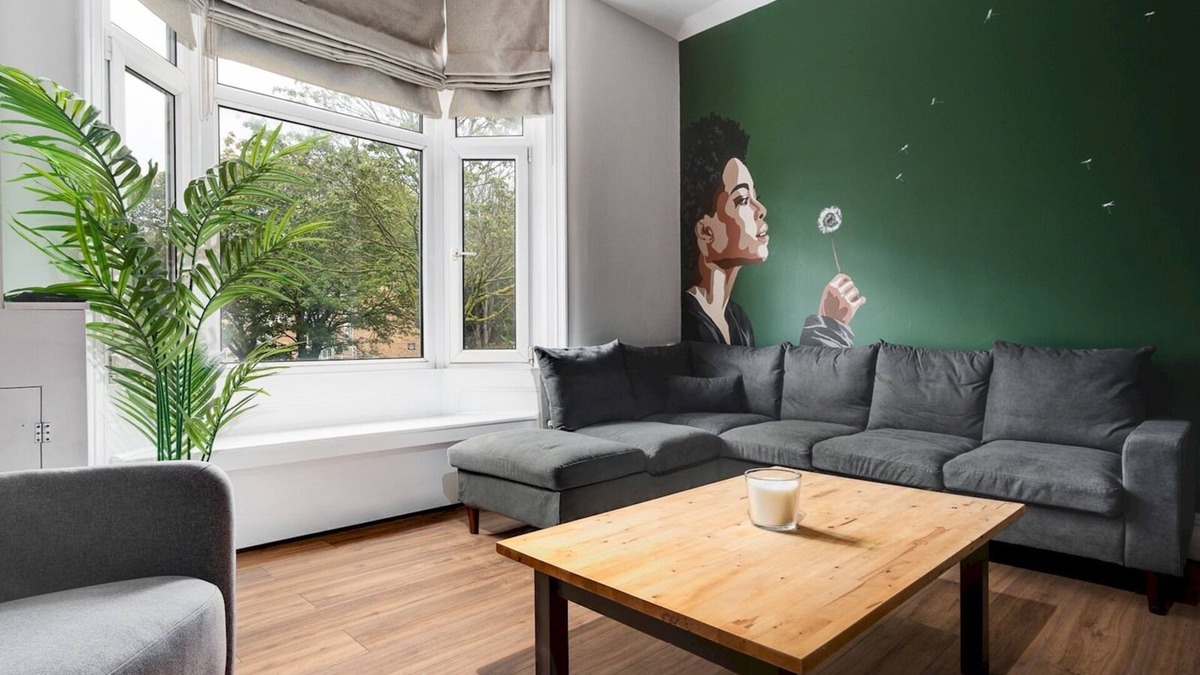 Liverpool House | Pass the Keys | Stylish Aigburth Flat, Sleeps 12