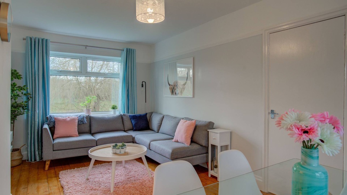 Cheadle House | Pass the Keys | Stylish Home in Cheadle Hulme near The Airport!