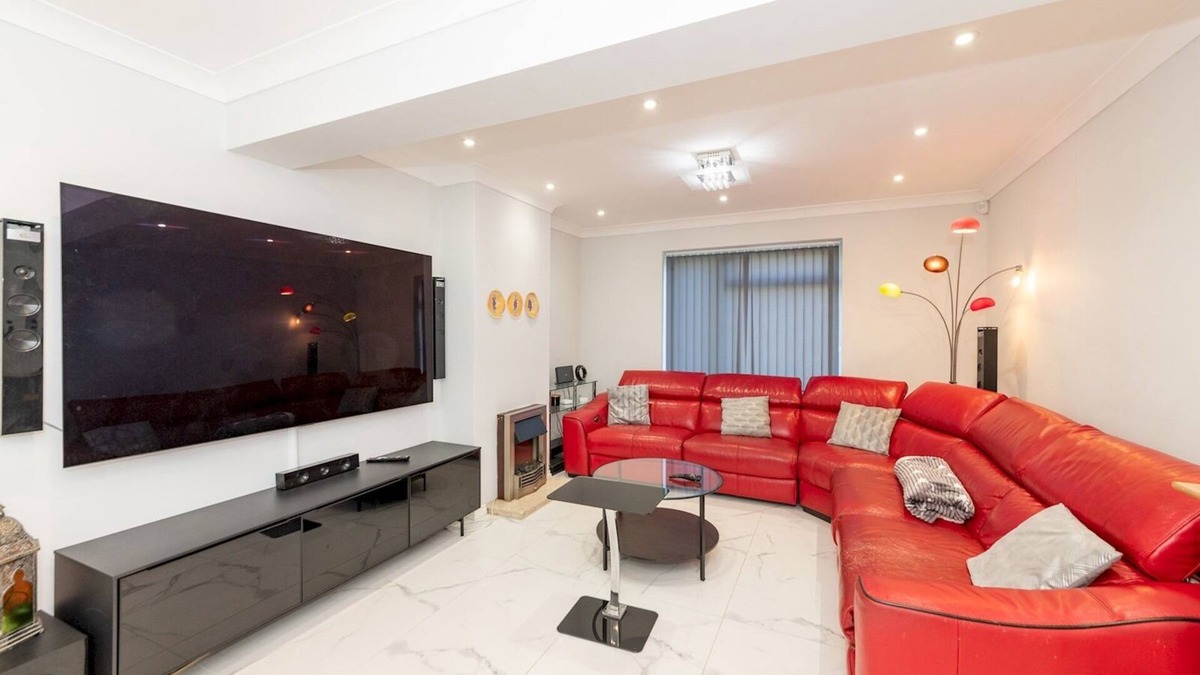 Reading House | Pass the Keys | Stylish House|Smart Features|Jacuzzi|Large Garden