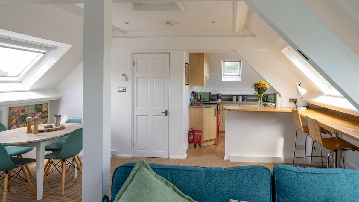 Avening Apartment | Pass the Keys | Tranquil & cosy apartment in centre of Avening