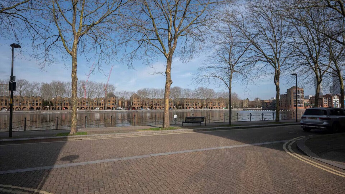 Rotherhithe House | Pass the keys | Waterside house w/Central London links and parking