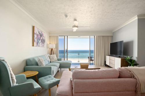 Palm Beach Apartment | Pastel Drift - Beachfront Haven by Dining & Parks