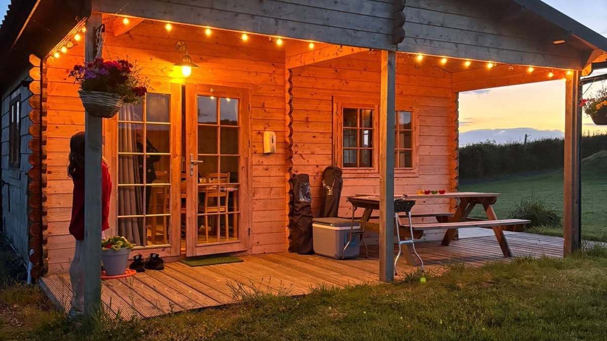Okehampton Cabin | Pastures Green (Oak Tree Lane)nGorgeous rustic charm