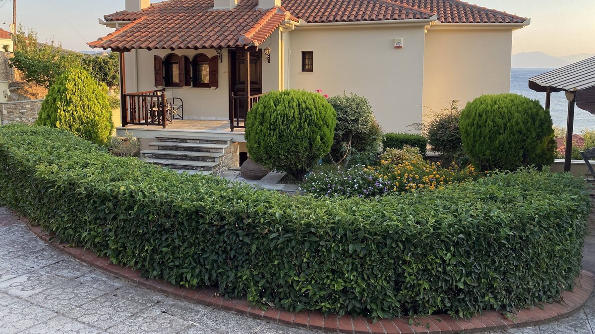 Lefokastron House | Pathway to the sea