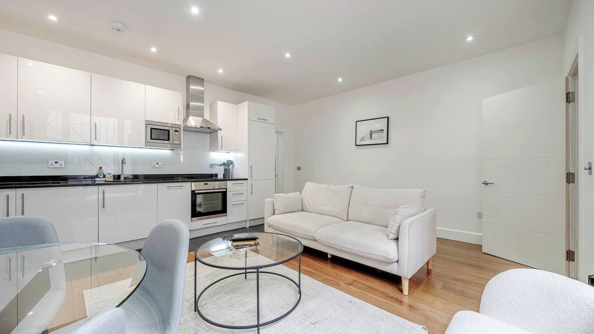 Royal Borough of Kensington and Chelsea Apartment | 🌿 Patio | 🚪 Private Entrance | 🎒 Early Drop | 📃 Flex Policy | 🛏️ SuperKing