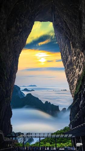 Yongding House | Patio Spring Holiday Inn - Free round trip pick-up service -Panoramic view of Tianmen Mount