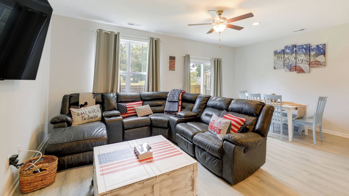 Hampstead House | Patriotic Hampstead Retreat w/ Patio & Grill!