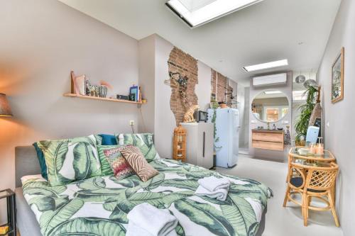 Alkmaar Apartment | Pats garden room with mini cinema, projector
