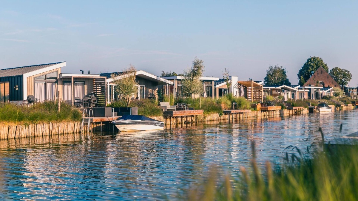 Linden House | Pavilion Waterfront 8 by Interhome