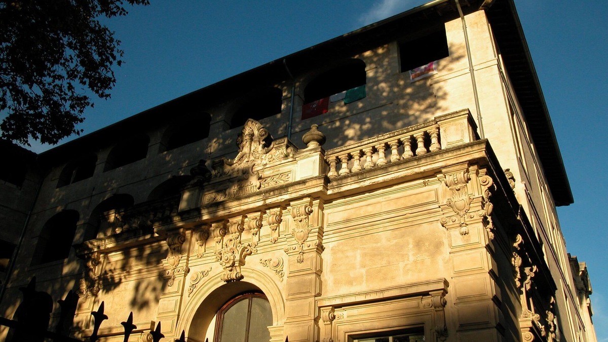 Avignon City Centre Cabin | PAVILLON DES ARTS * HEART OF THE CITY, AIR CONDITIONING, TERRACE, PARKING.