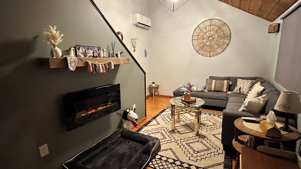 East Durham Cabin | Pawfect Family Retreat! 2bd,1ba,loft. W privateDogPark,Cls to ski,hike,ZoomFlume