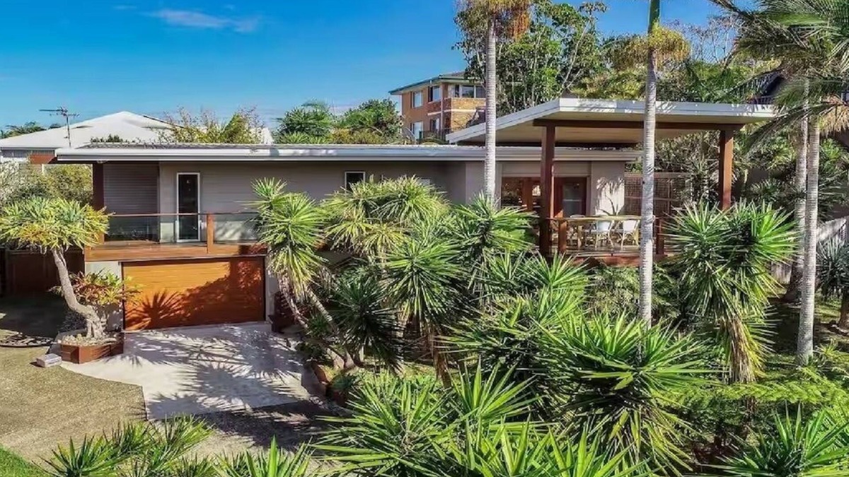 Port Macquarie House | Paws n Relax- pets, walk to off leash beach, & cafes, outdoor bath & shower.