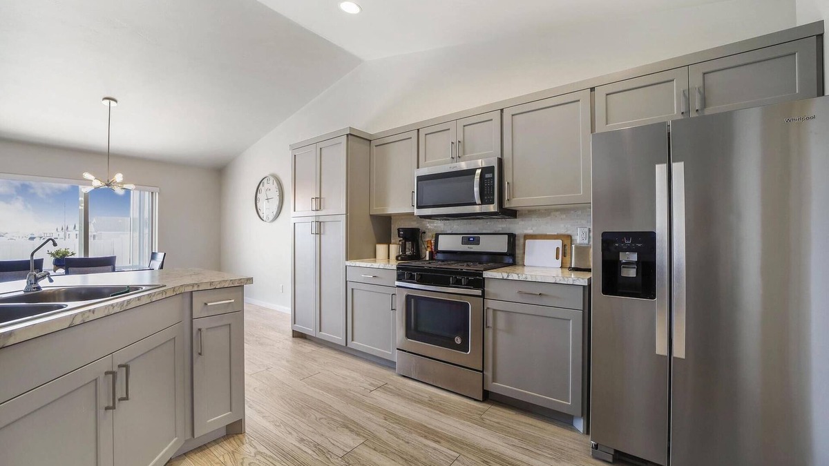 Twin Falls House | Pawsitively Perfect: New Pet-Friendly Home in Ideal Location!"