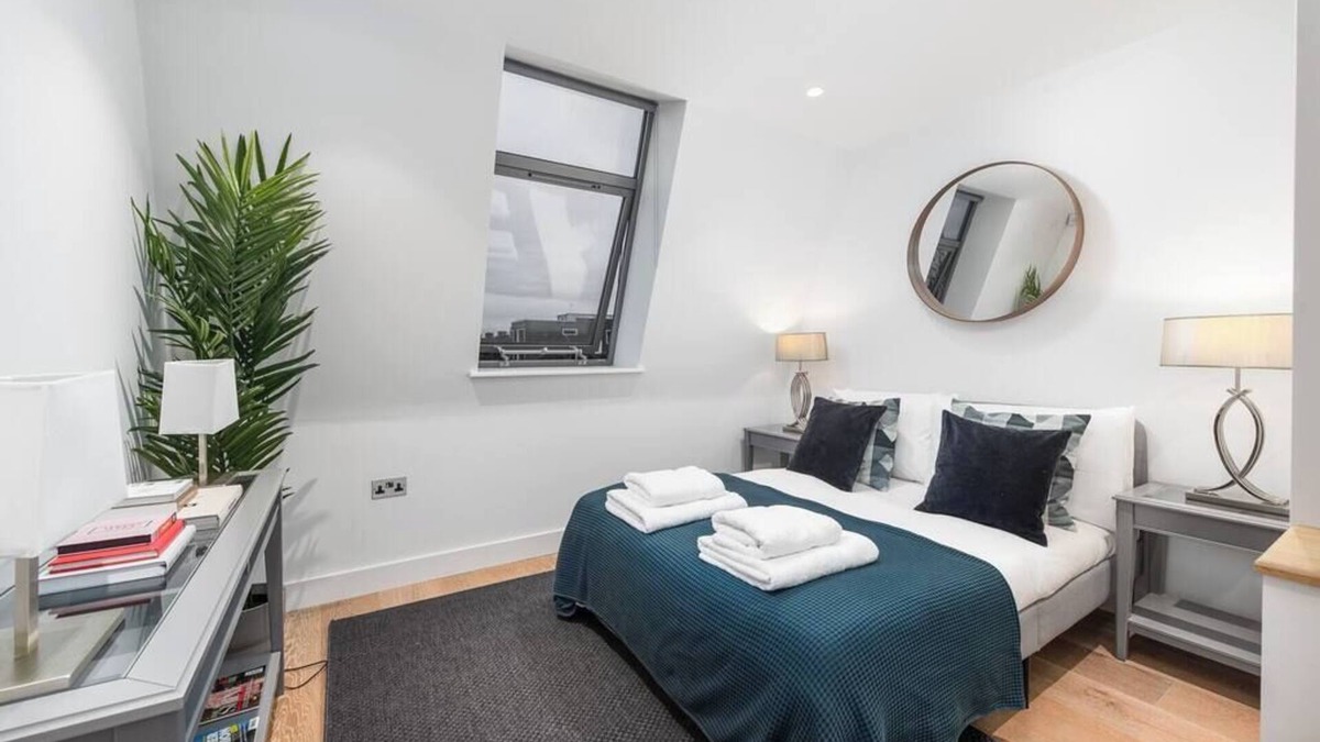 Holland Park Apartment | PBC | Two Bedroom Apartment with Balcony NS04