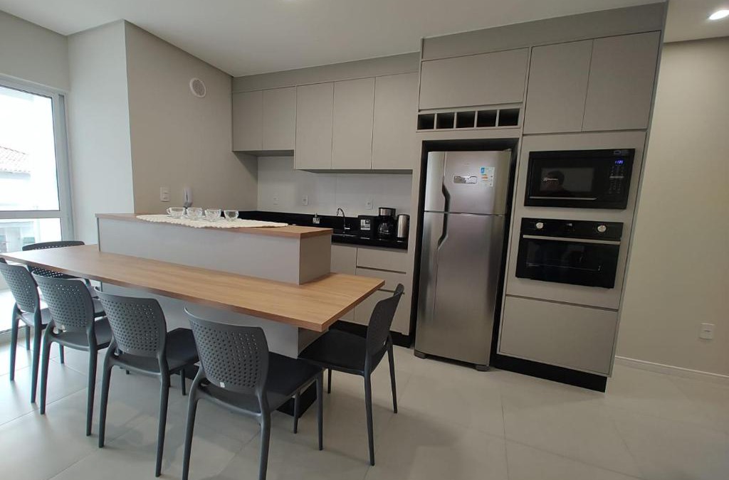 Meia Praia Apartment | Pe na areia - 50m praia - 2 km aeroporto Navegantes -11 km Beto Carrero - 19 km de Balneario Camburiu SC