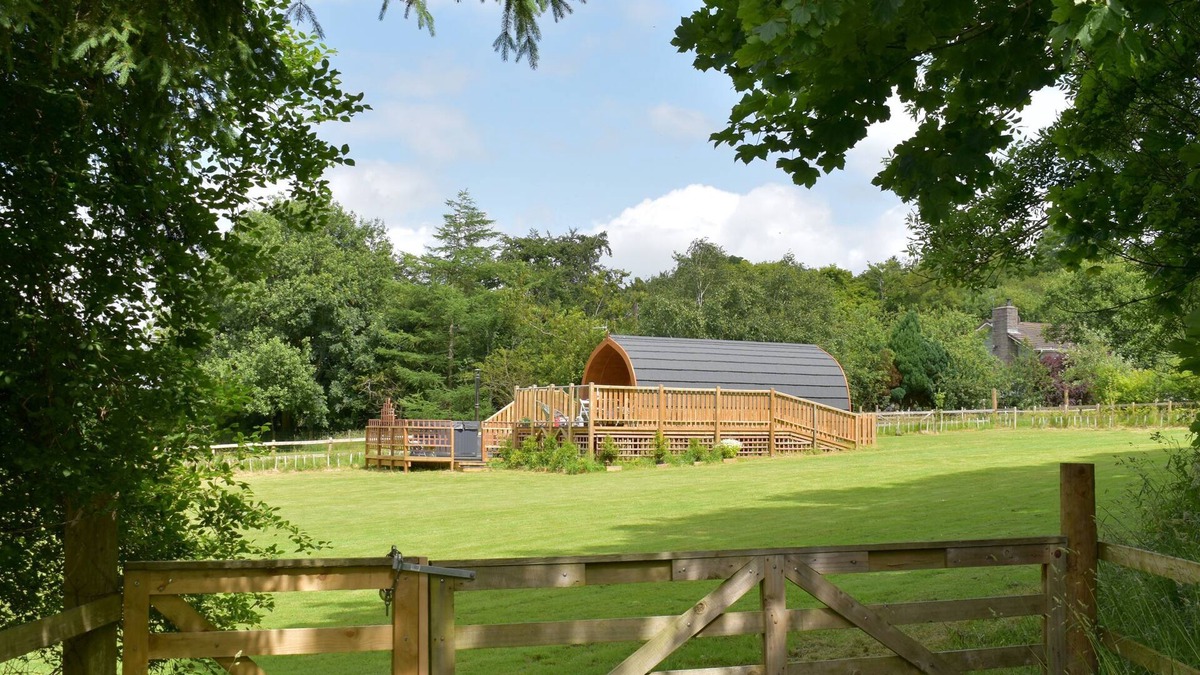 Penicuik Cottage | Peace and quiet, sat in the middle of your own field with a private hot tub.