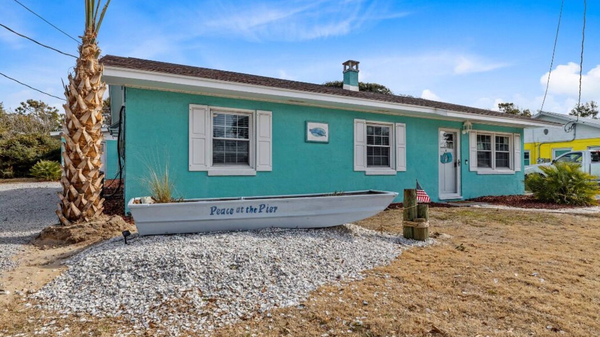 Emerald Isle Cottage | Peace at the Pier Cottage A With King Size Bed