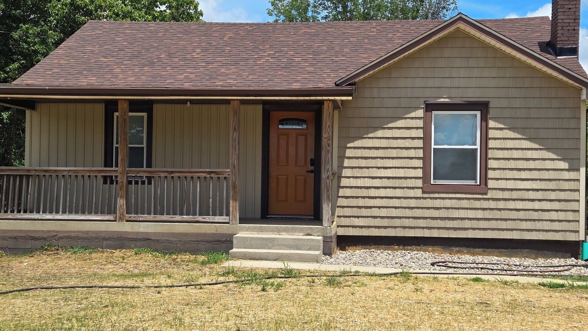 Russell Springs House | Peaceful, 1950's, two bedroom cottage in town with one bath.