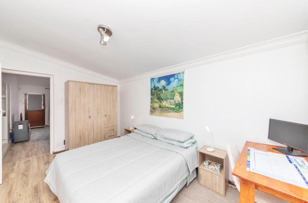 Claremont Apartment | Peaceful 1BD Flat w Private GardenRondebosch